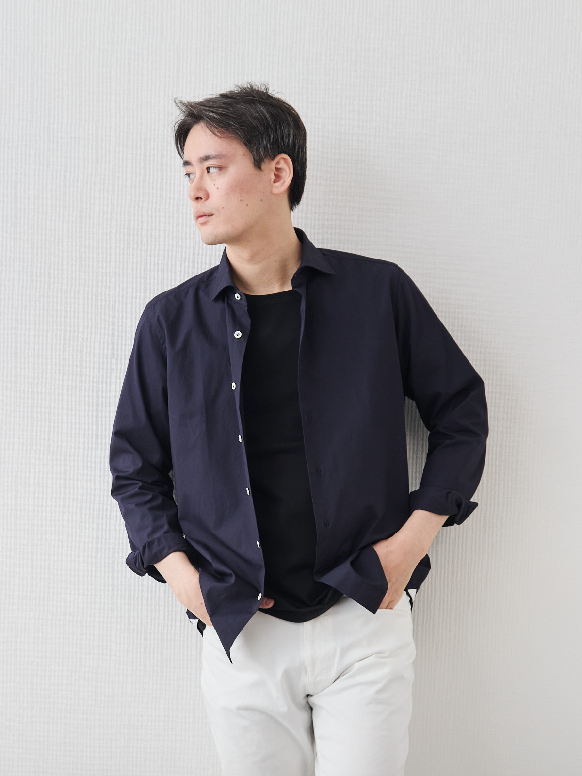 洗いざらしを楽しむ超極細コットンシャツ/ネイビー モデル 181cm 71kg サイズ L