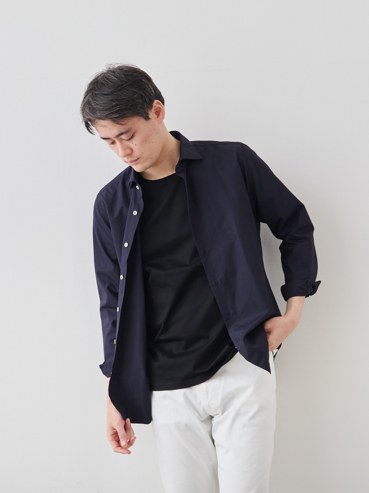 洗いざらしを楽しむ超極細コットンシャツ/ネイビー モデル 181cm 71kg サイズ L