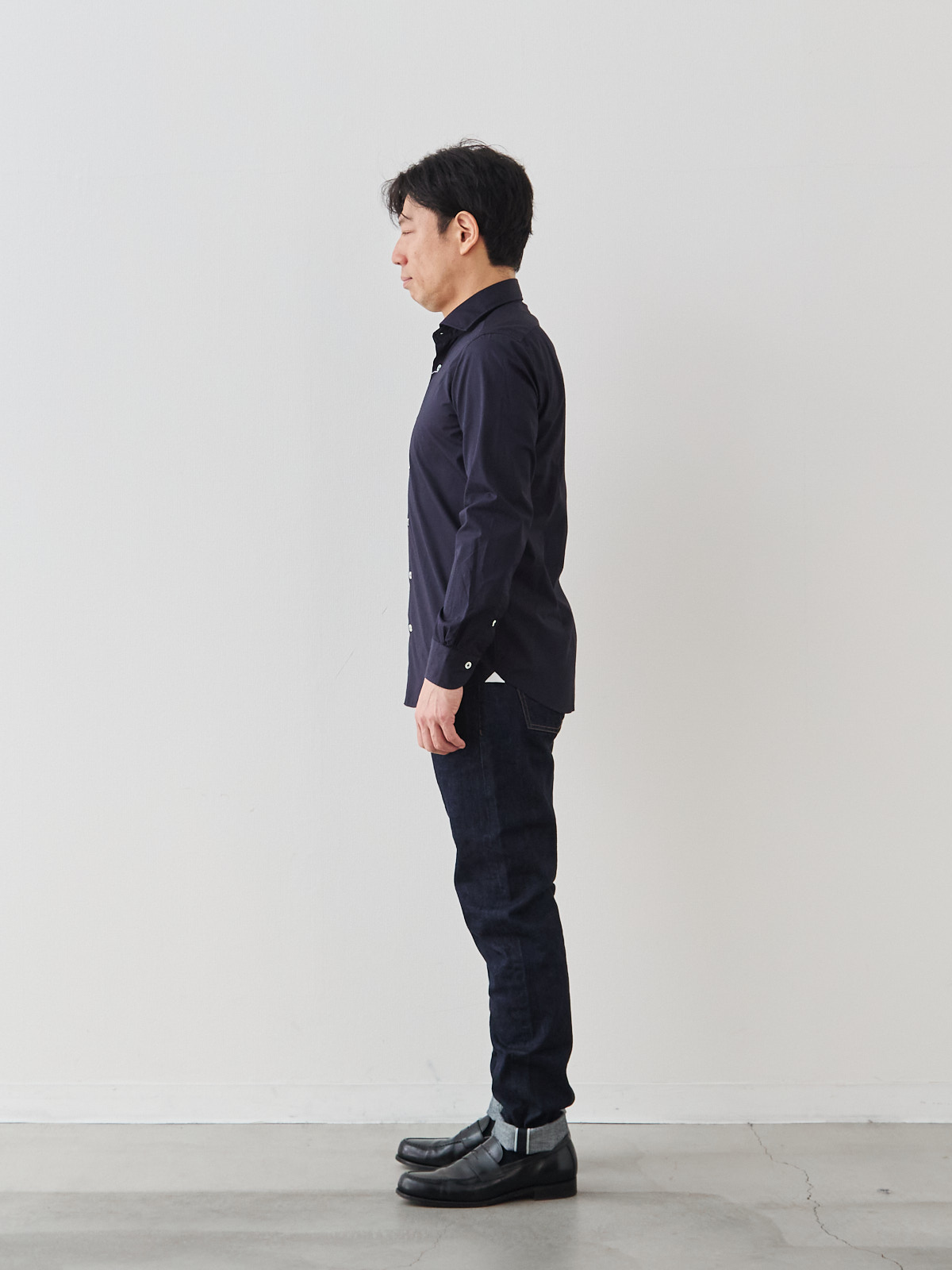 洗いざらしを楽しむ超極細コットンシャツ/ネイビー モデル 171cm 70kg サイズ M