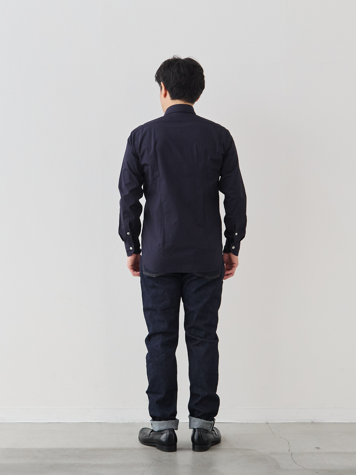 洗いざらしを楽しむ超極細コットンシャツ/ネイビー モデル 171cm 70kg サイズ M