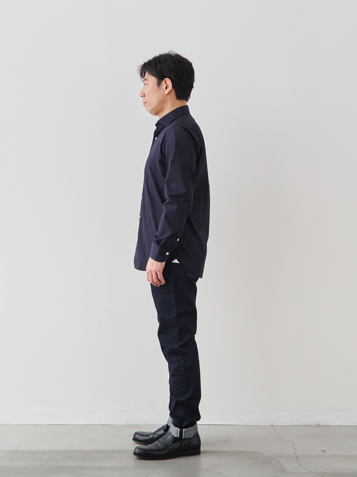 洗いざらしを楽しむ超極細コットンシャツ/ネイビー モデル 171cm 70kg サイズ L