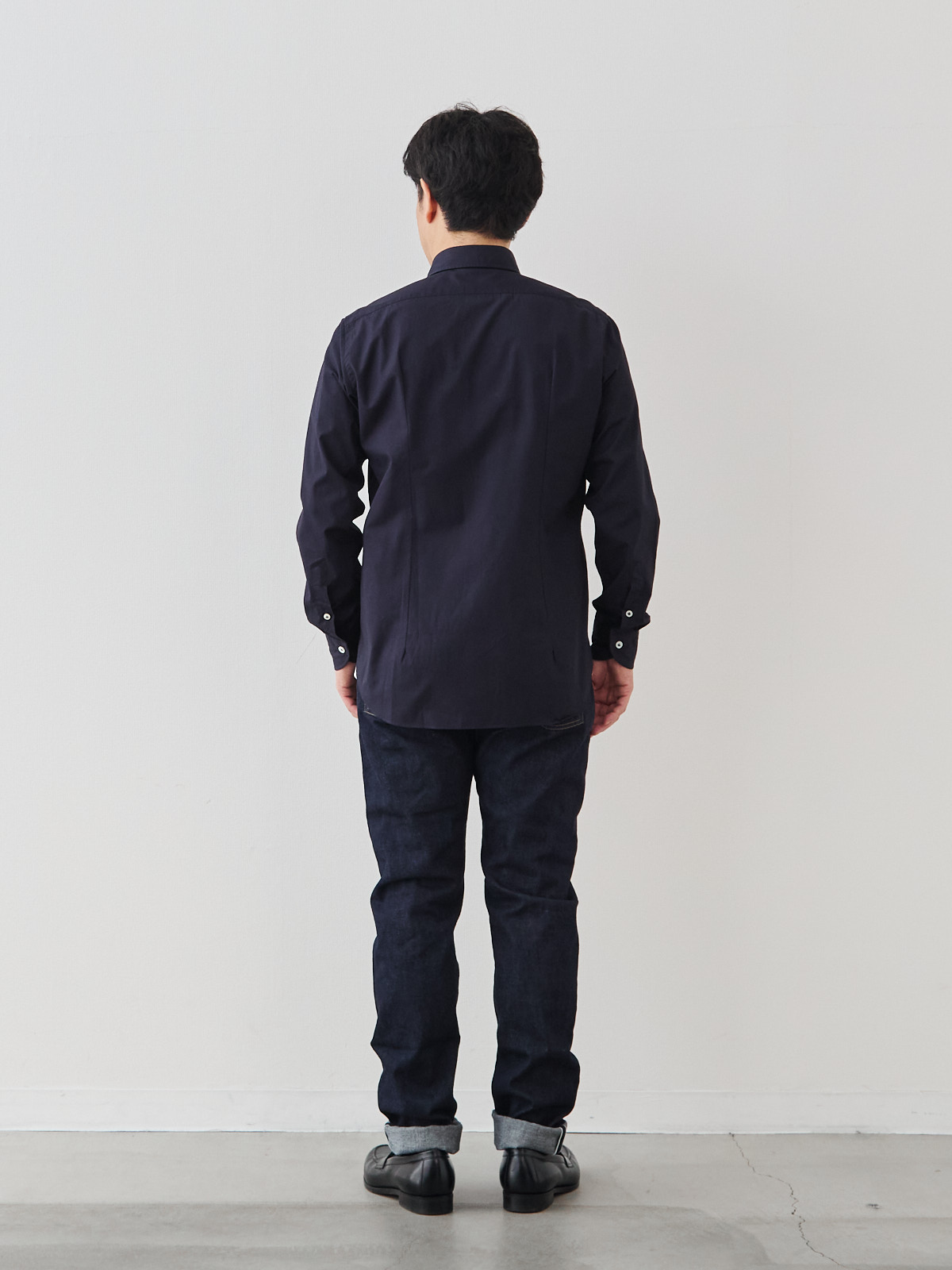 洗いざらしを楽しむ超極細コットンシャツ/ネイビー モデル 171cm 70kg サイズ L