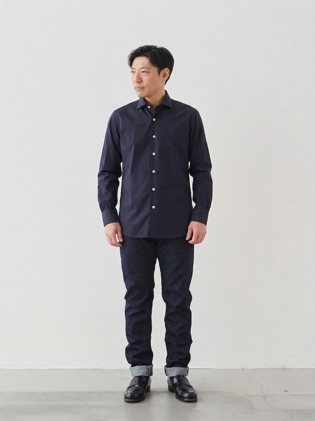 洗いざらしを楽しむ超極細コットンシャツ/ネイビー モデル 171cm 70kg サイズ L