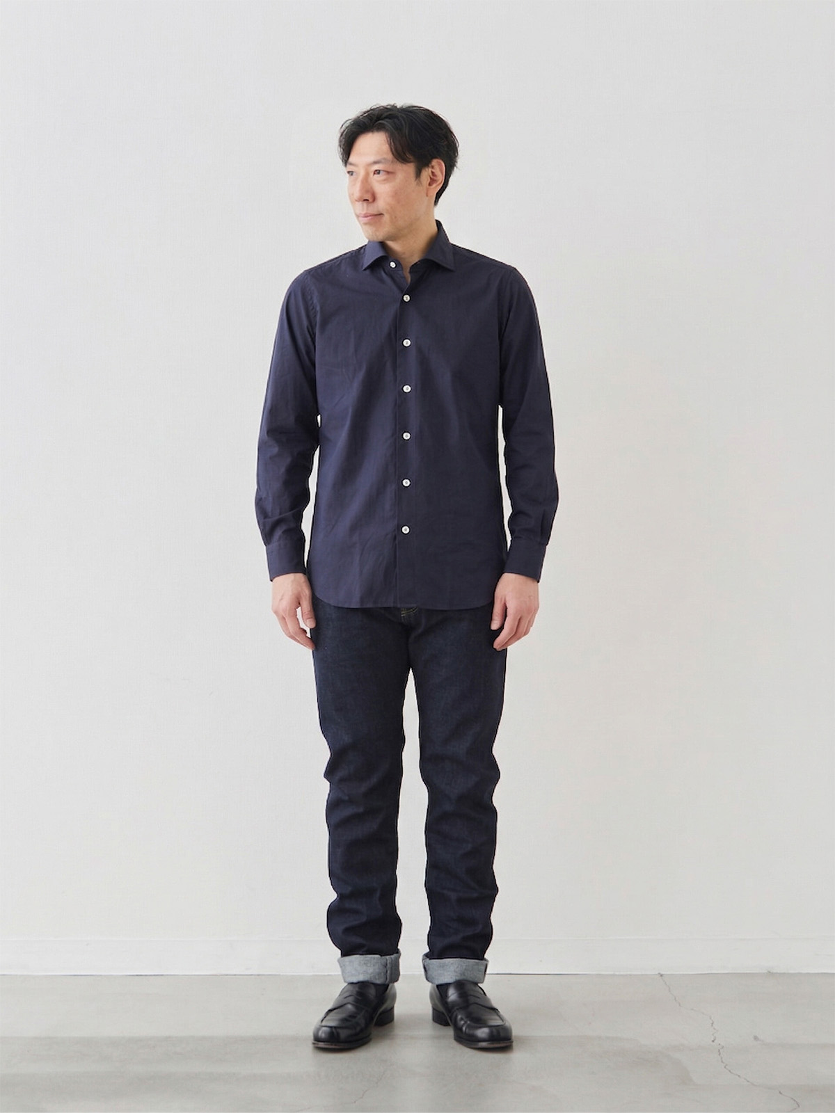 洗いざらしを楽しむ超極細コットンシャツ/ネイビー モデル 171cm 70kg サイズ M