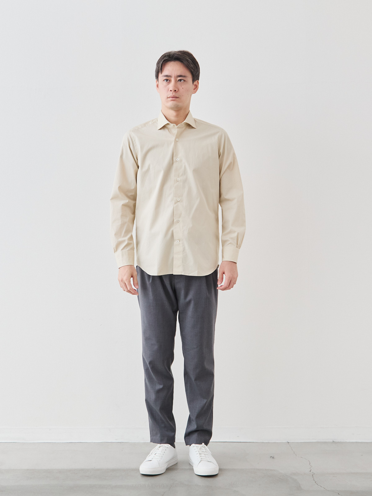 洗いざらしを楽しむ超極細コットンシャツ/ベージュ モデル 181cm 71kg サイズ L