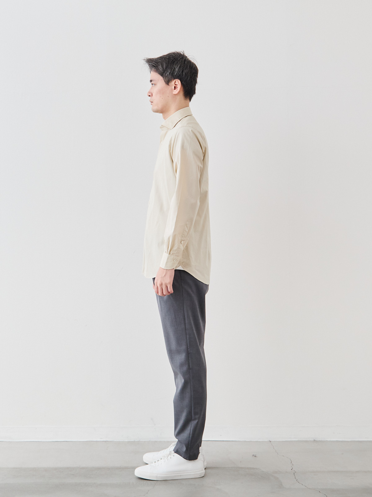 洗いざらしを楽しむ超極細コットンシャツ/ベージュ モデル 181cm 71kg サイズ L