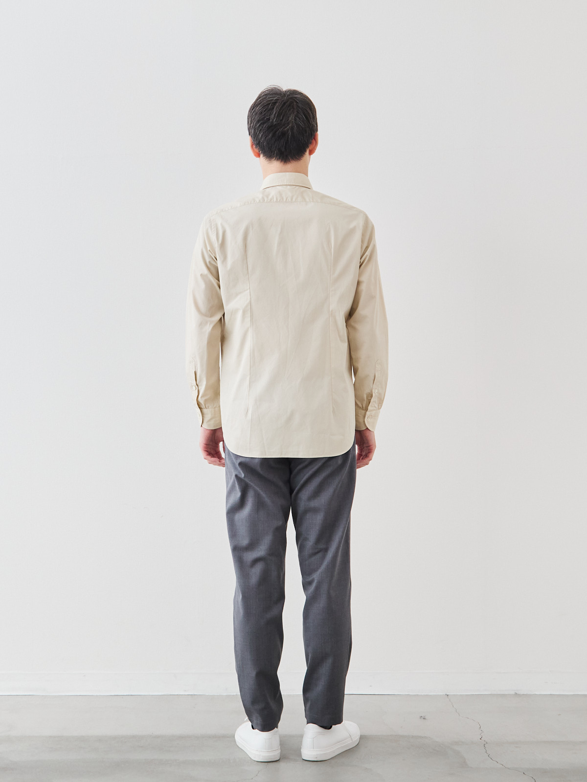 洗いざらしを楽しむ超極細コットンシャツ/ベージュ モデル 181cm 71kg サイズ L