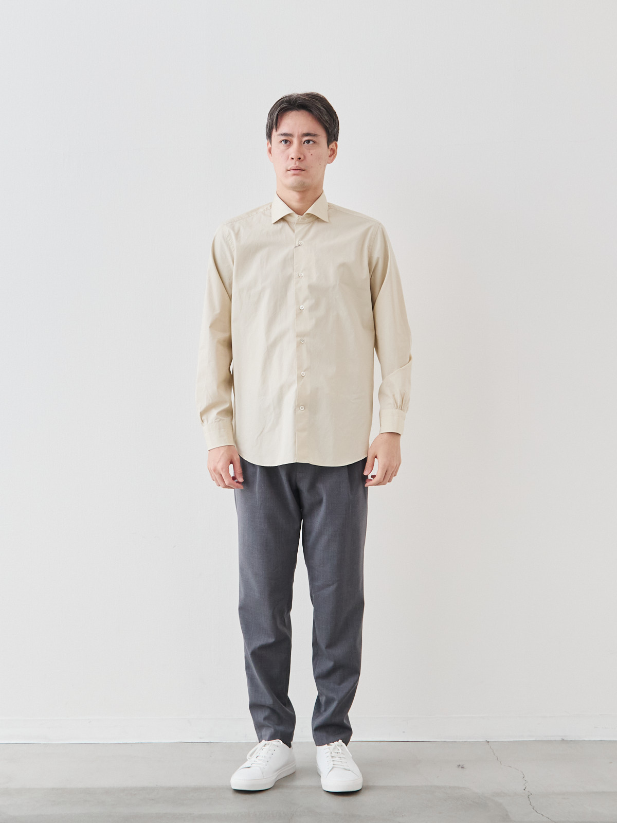 洗いざらしを楽しむ超極細コットンシャツ/ベージュ モデル 181cm 71kg サイズ LL