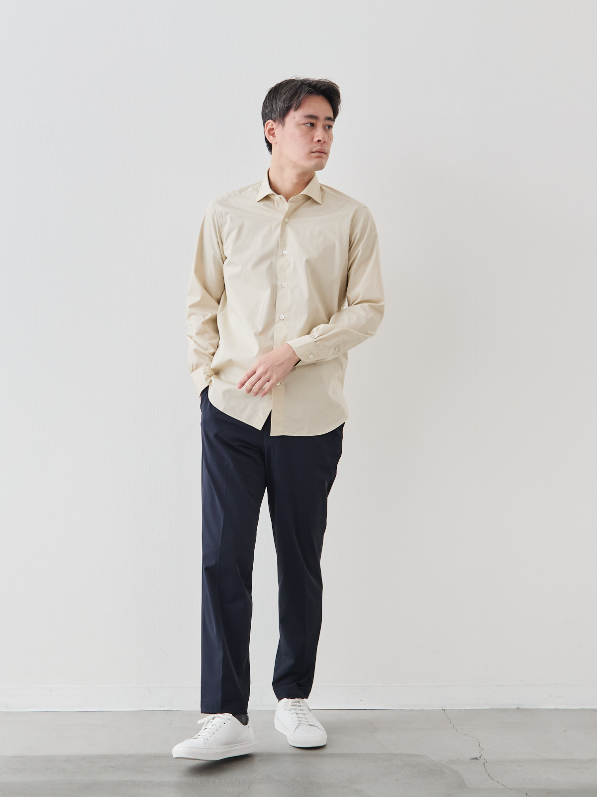 洗いざらしを楽しむ超極細コットンシャツ/ベージュ モデル 181cm 71kg サイズ L