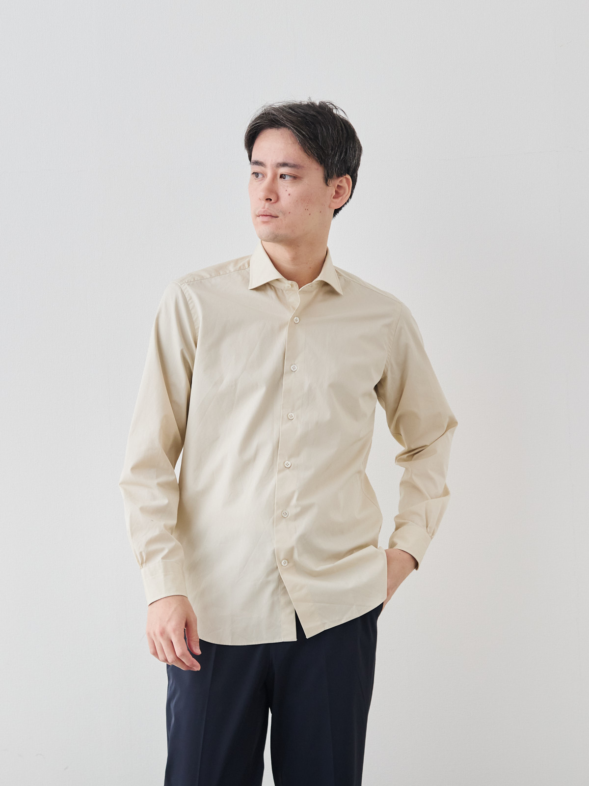 洗いざらしを楽しむ超極細コットンシャツ/ベージュ モデル 181cm 71kg サイズ L