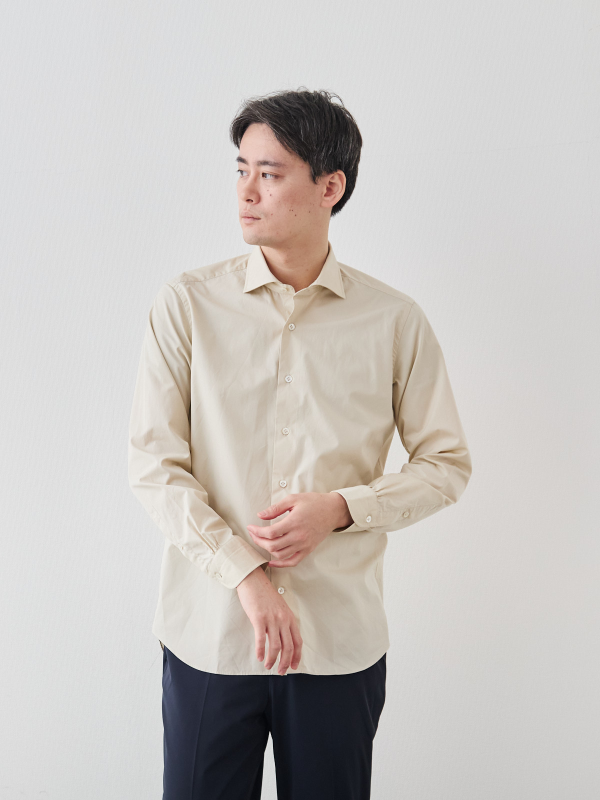 洗いざらしを楽しむ超極細コットンシャツ/ベージュ モデル 181cm 71kg サイズ L