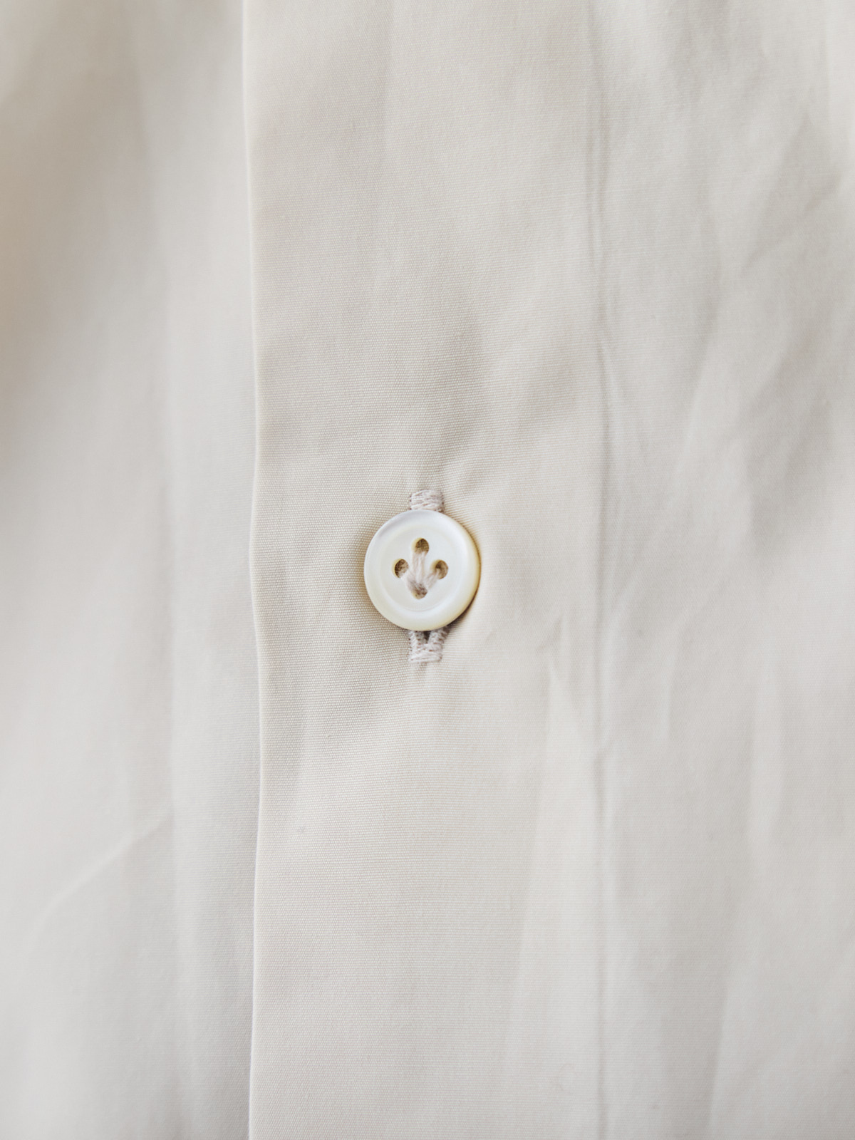 洗いざらしを楽しむ超極細コットンシャツ/ベージュ