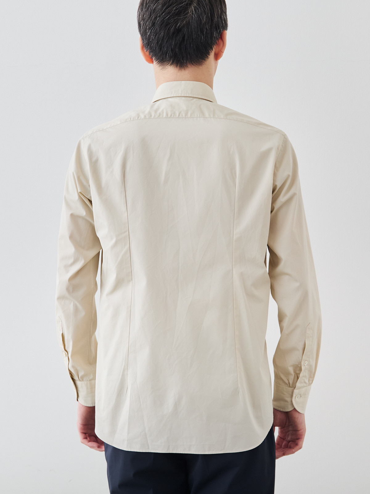 洗いざらしを楽しむ超極細コットンシャツ/ベージュ モデル 181cm 71kg サイズ L