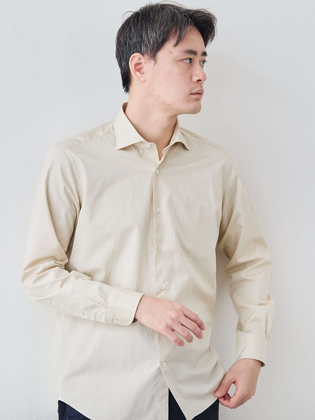 洗いざらしを楽しむ超極細コットンシャツ/ベージュ モデル 181cm 71kg サイズ L