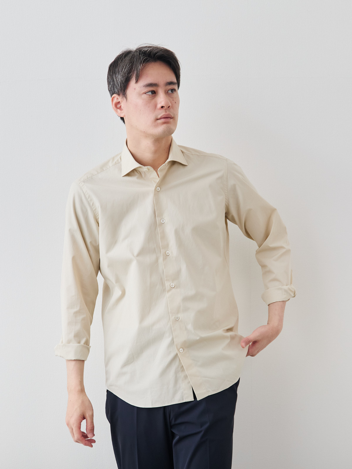 洗いざらしを楽しむ超極細コットンシャツ/ベージュ モデル 181cm 71kg サイズ L