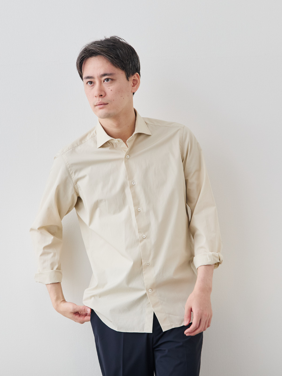 洗いざらしを楽しむ超極細コットンシャツ/ベージュ モデル 181cm 71kg サイズ L