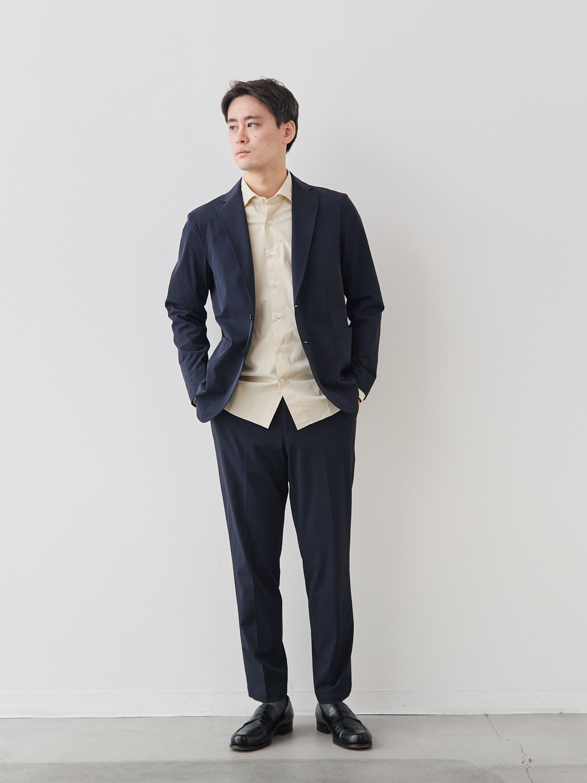 洗いざらしを楽しむ超極細コットンシャツ/ベージュ モデル 181cm 71kg サイズ L