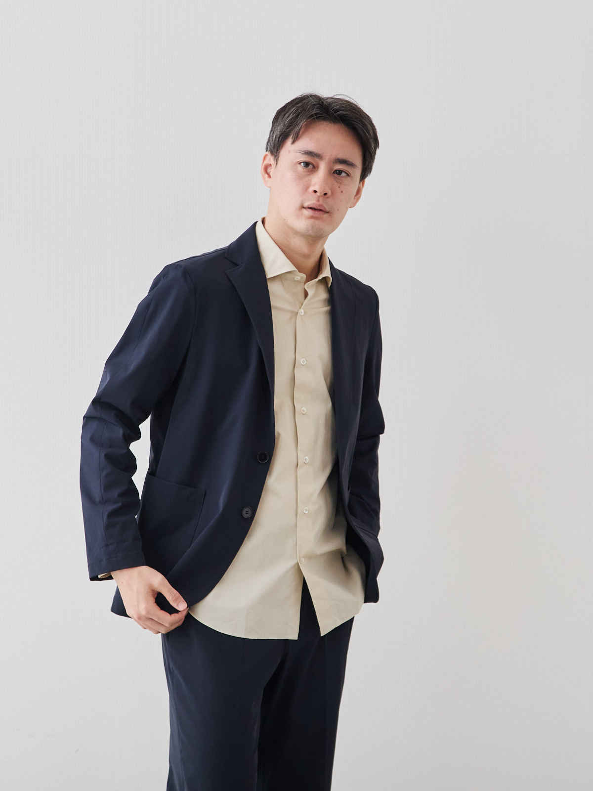 洗いざらしを楽しむ超極細コットンシャツ/ベージュ モデル 181cm 71kg サイズ L