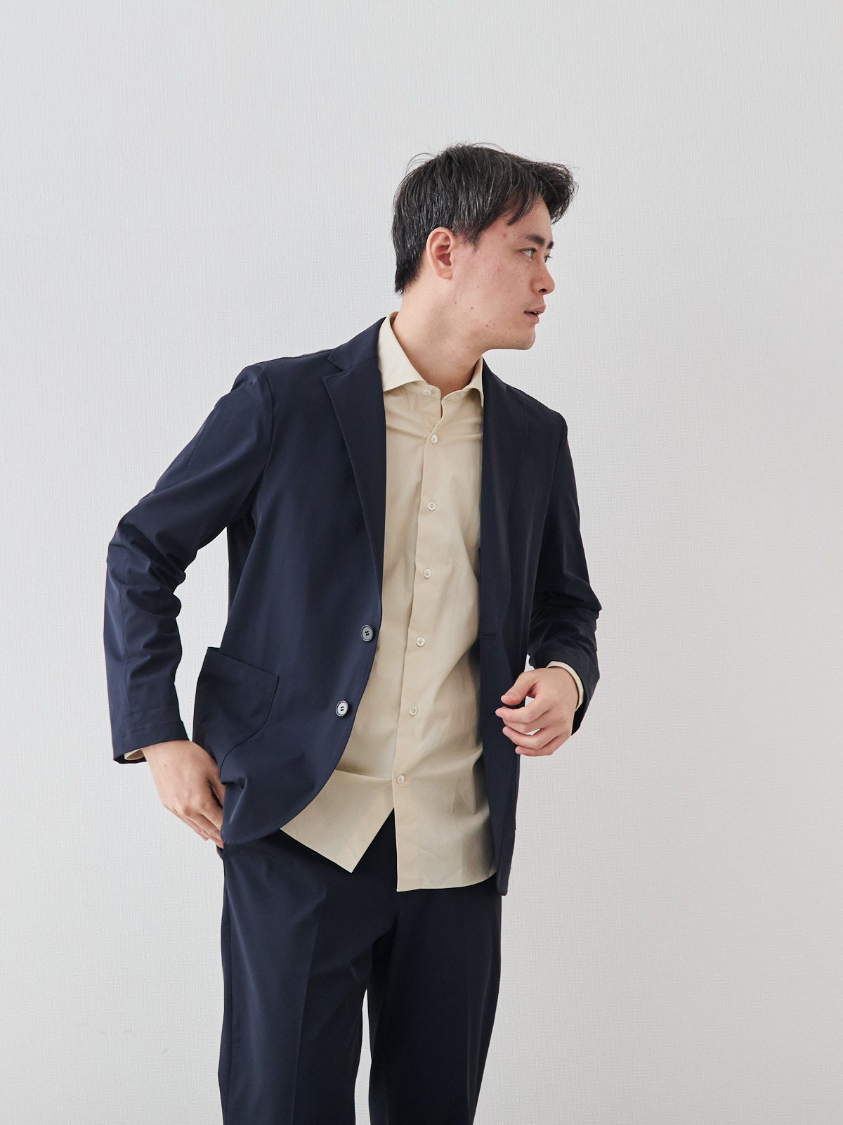 洗いざらしを楽しむ超極細コットンシャツ/ベージュ モデル 181cm 71kg サイズ L