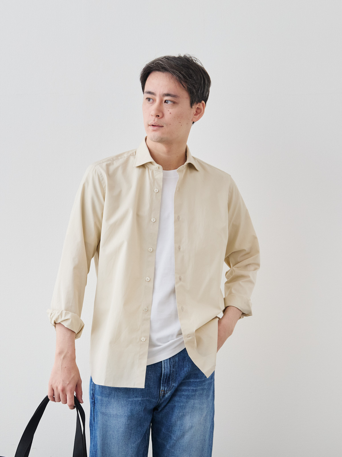 洗いざらしを楽しむ超極細コットンシャツ/ベージュ モデル 181cm 71kg サイズ L