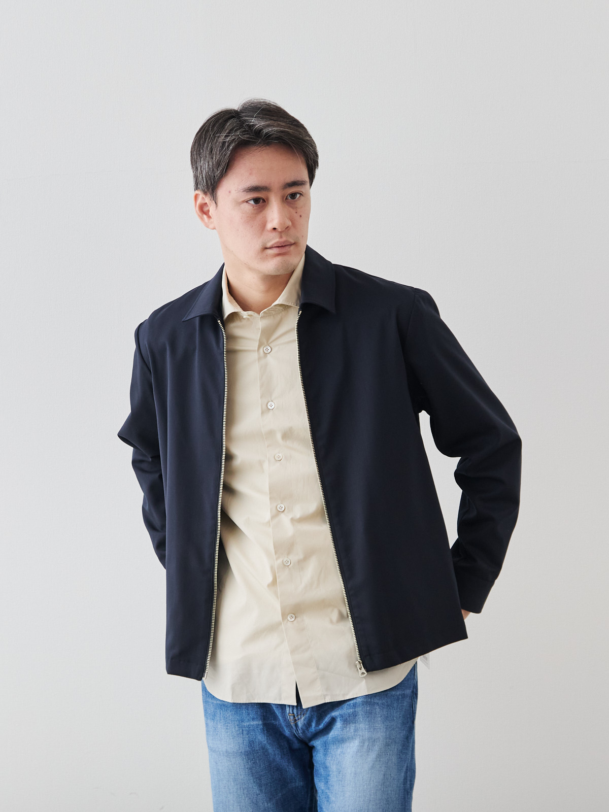 洗いざらしを楽しむ超極細コットンシャツ/ベージュ モデル 181cm 71kg サイズ L