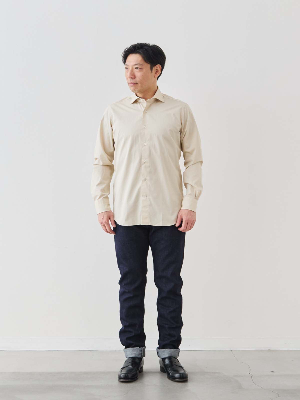 洗いざらしを楽しむ超極細コットンシャツ/ベージュ モデル 171cm 70kg サイズ L