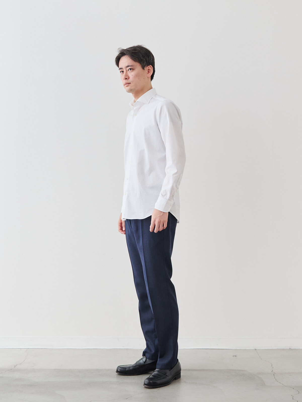 洗いざらしを楽しむ超極細コットンシャツ/ホワイト モデル 181cm 71kg サイズ L