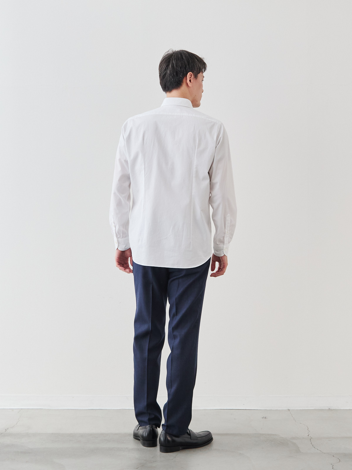 洗いざらしを楽しむ超極細コットンシャツ/ホワイト モデル 181cm 71kg サイズ L