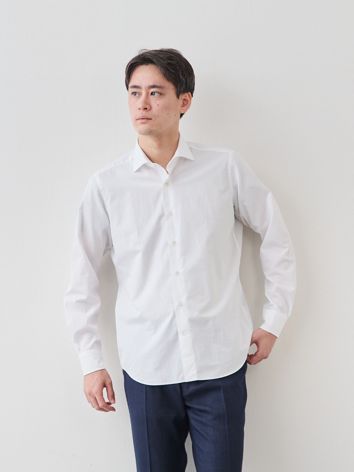 洗いざらしを楽しむ超極細コットンシャツ/ホワイト モデル 181cm 71kg サイズ L