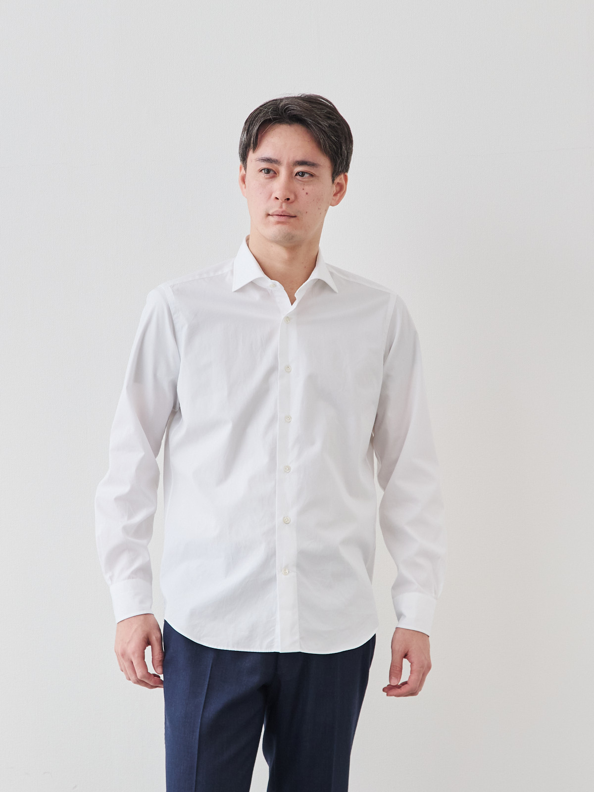 洗いざらしを楽しむ超極細コットンシャツ/ホワイト モデル 181cm 71kg サイズ L