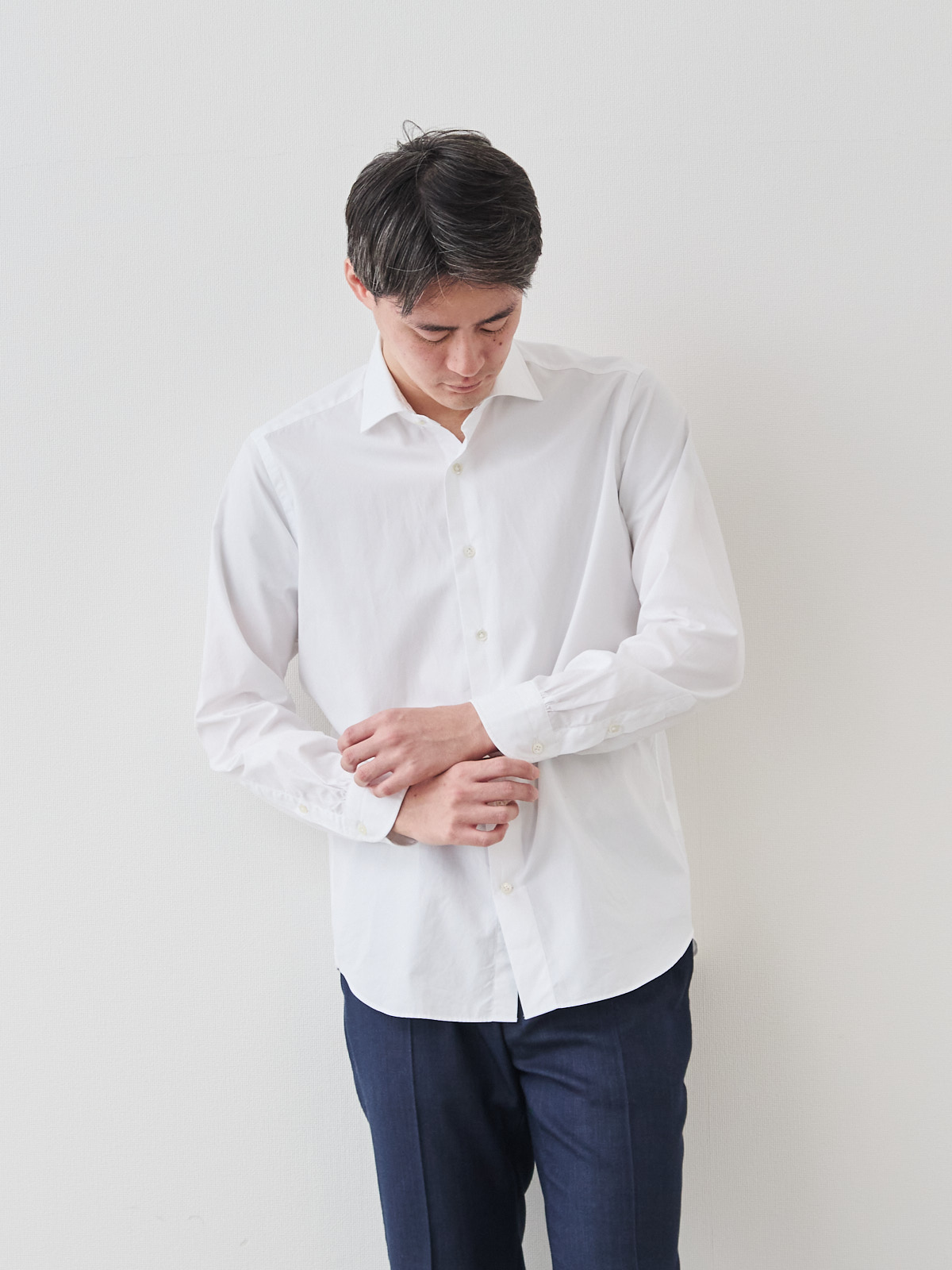 洗いざらしを楽しむ超極細コットンシャツ/ホワイト モデル 181cm 71kg サイズ L