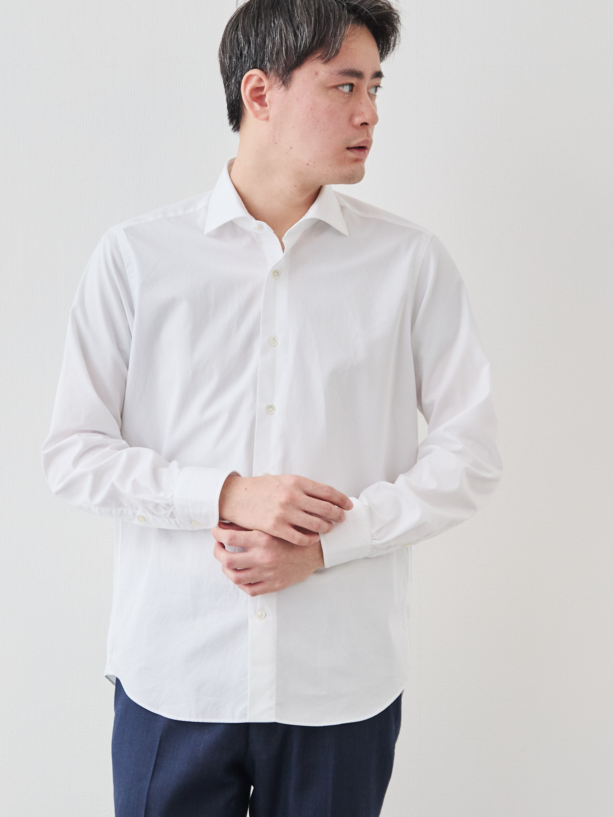 洗いざらしを楽しむ超極細コットンシャツ/ホワイト モデル 181cm 71kg サイズ L