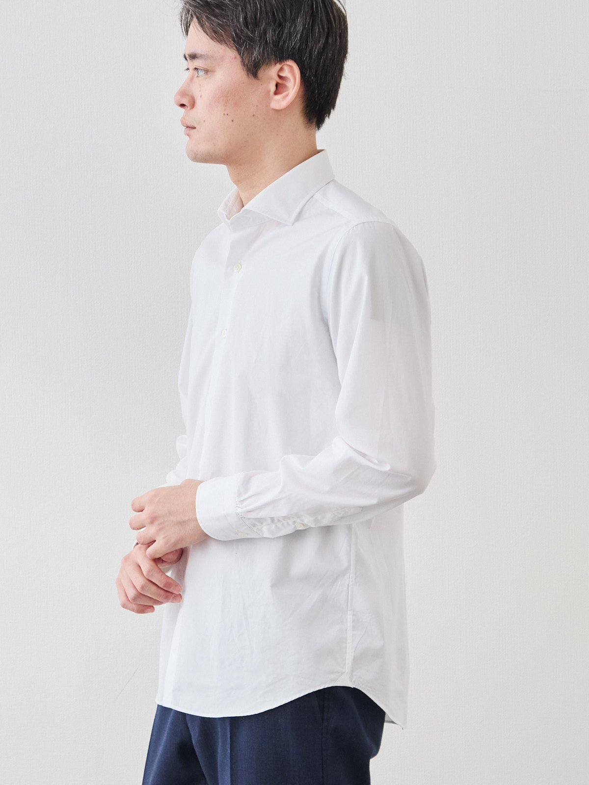 洗いざらしを楽しむ超極細コットンシャツ/ホワイト モデル 181cm 71kg サイズ L