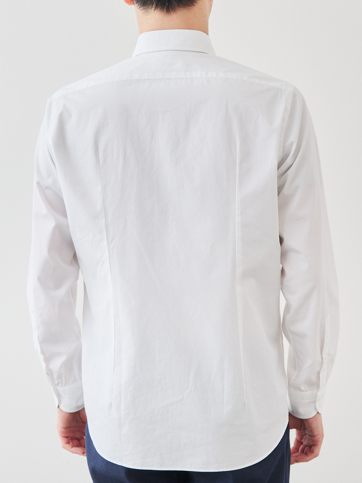 洗いざらしを楽しむ超極細コットンシャツ/ホワイト モデル 181cm 71kg サイズ L