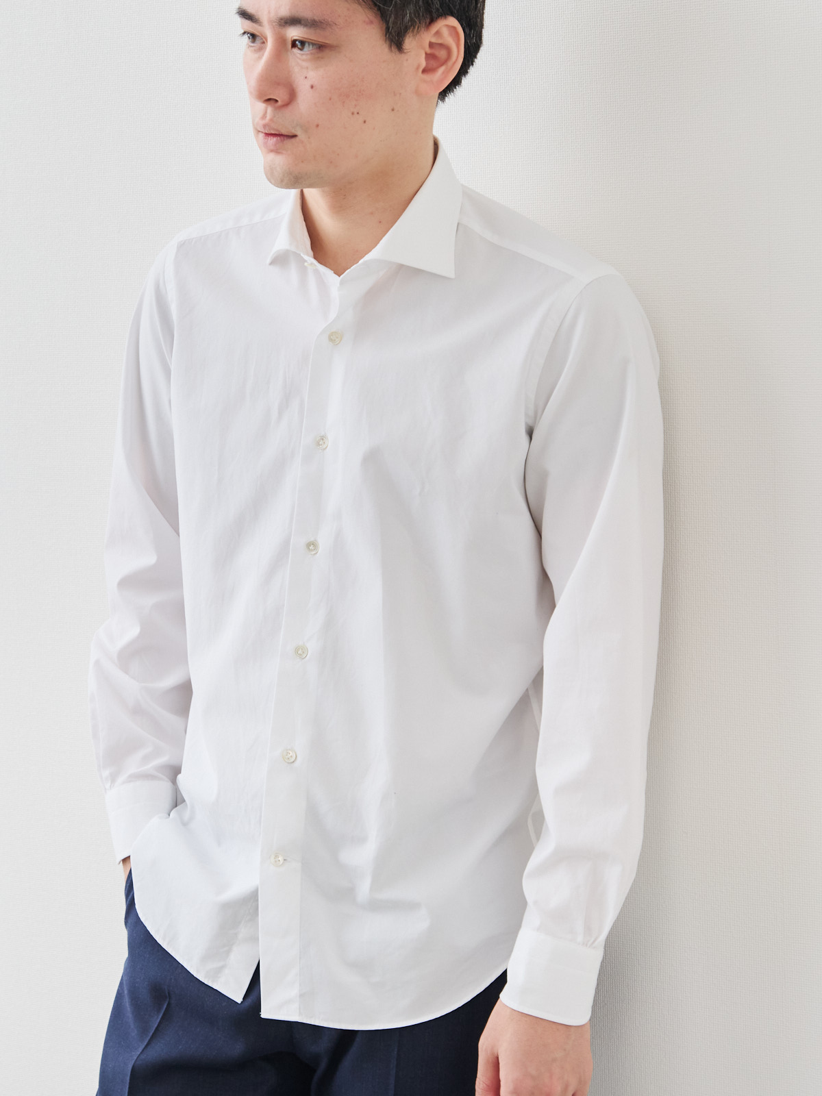 洗いざらしを楽しむ超極細コットンシャツ/ホワイト モデル 181cm 71kg サイズ L