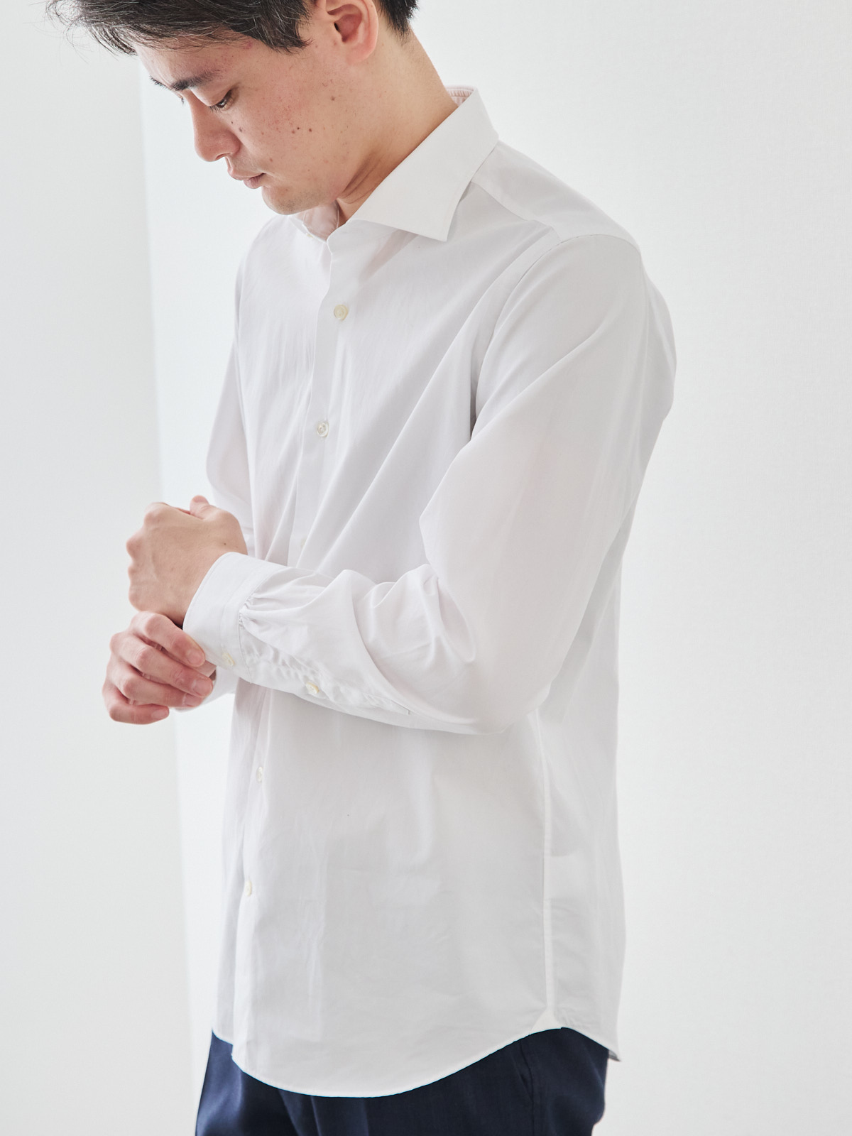 洗いざらしを楽しむ超極細コットンシャツ/ホワイト モデル 181cm 71kg サイズ L