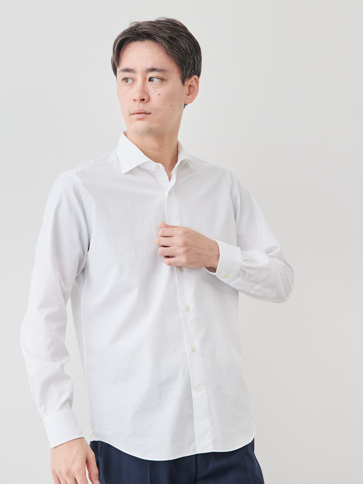 洗いざらしを楽しむ超極細コットンシャツ/ホワイト モデル 181cm 71kg サイズ L