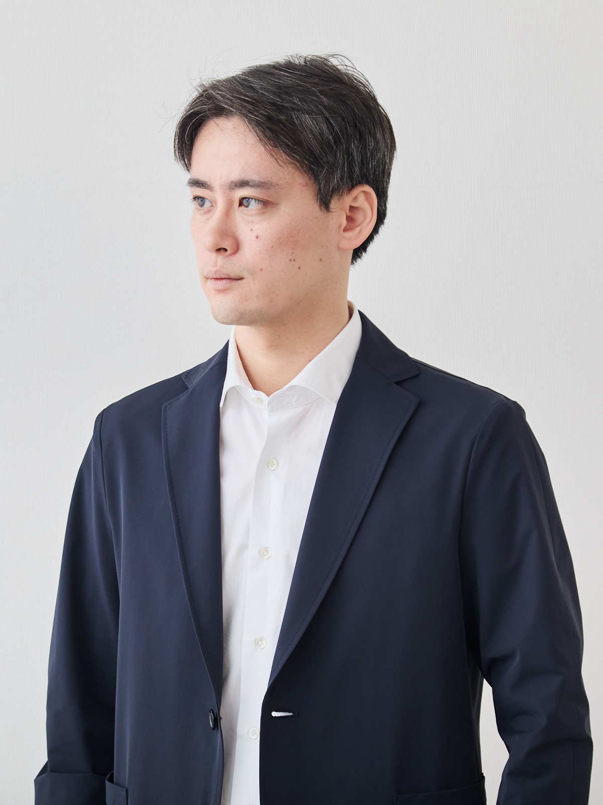 洗いざらしを楽しむ超極細コットンシャツ/ホワイト モデル 181cm 71kg サイズ L