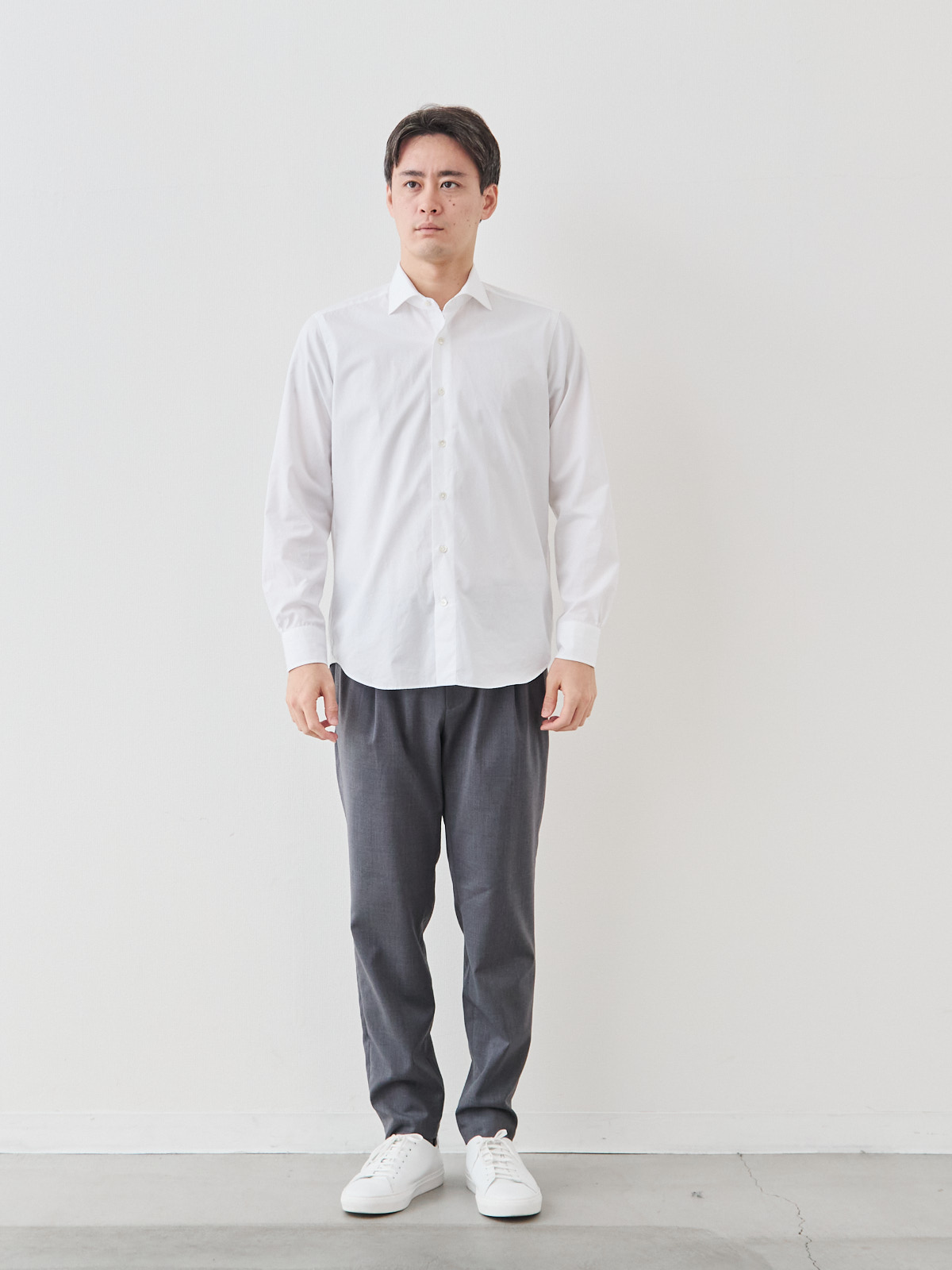 洗いざらしを楽しむ超極細コットンシャツ/ホワイト モデル 181cm 71kg サイズ L