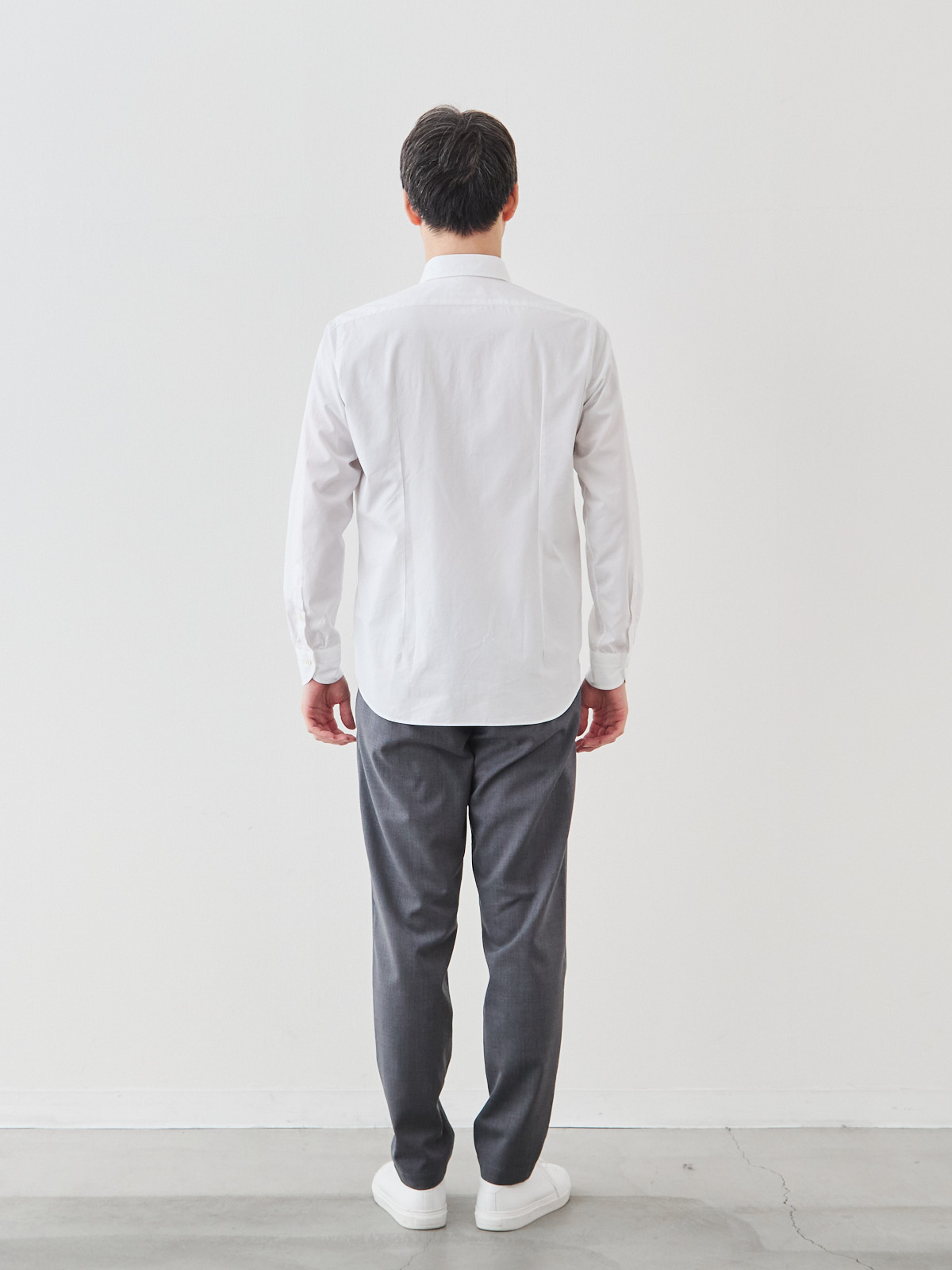 洗いざらしを楽しむ超極細コットンシャツ/ホワイト モデル 181cm 71kg サイズ L