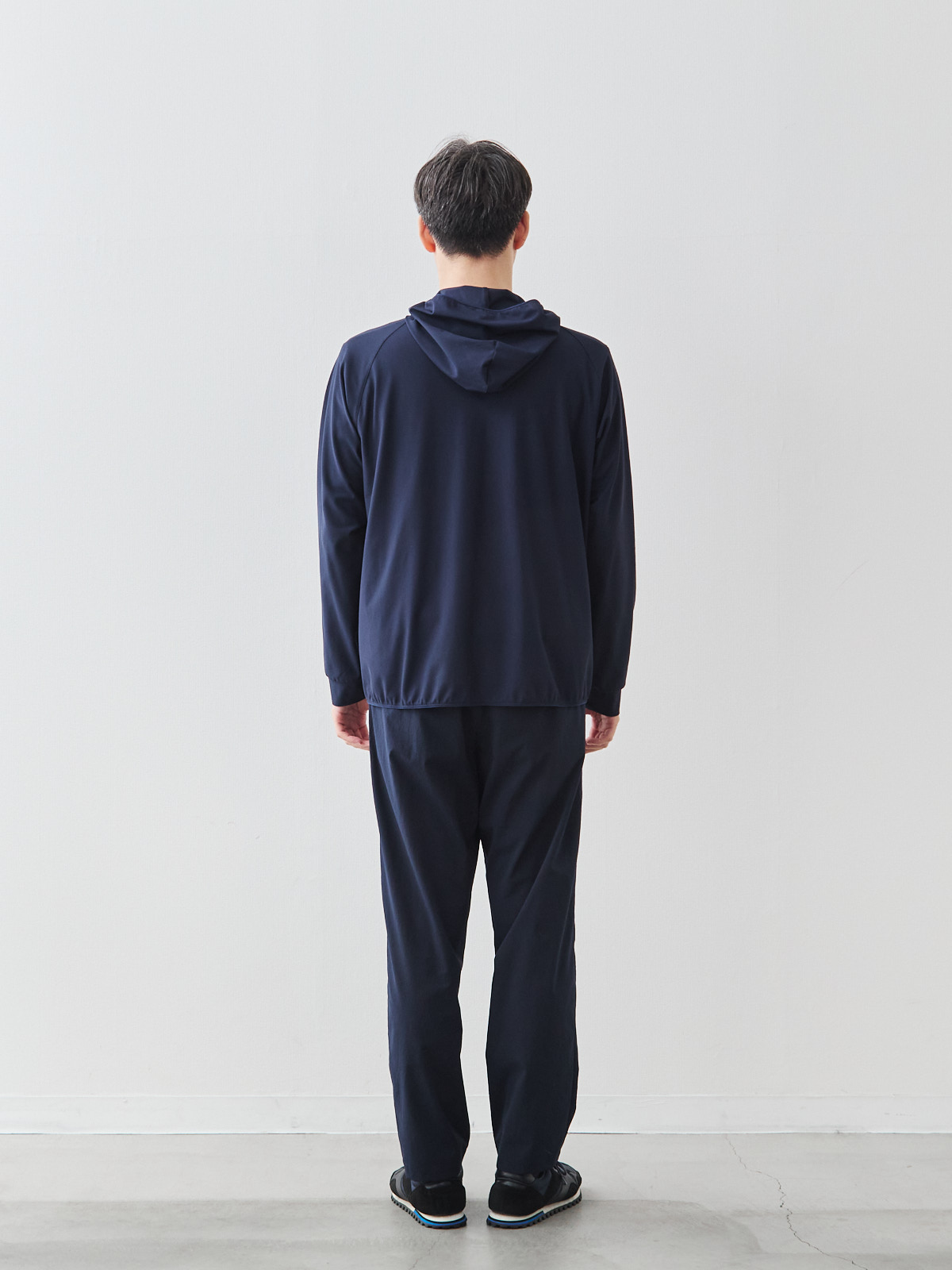 モデル 181cm 71kg ウエスト82cm サイズ LL ※ネイビー着用