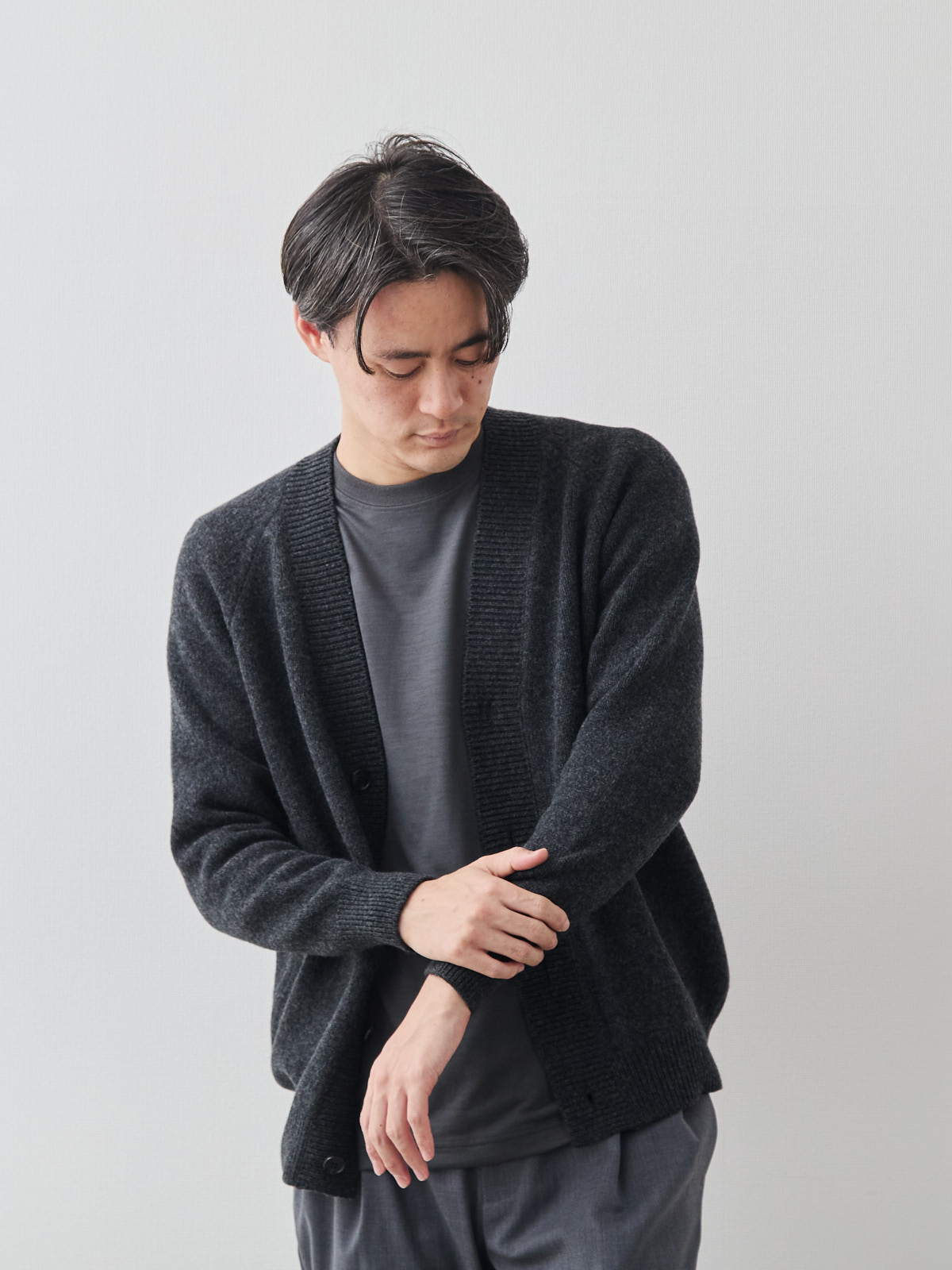 カシミヤブレンド Premium ローゲージ・カーディガン/チャコールグレー モデル 181cm 71kg サイズ L