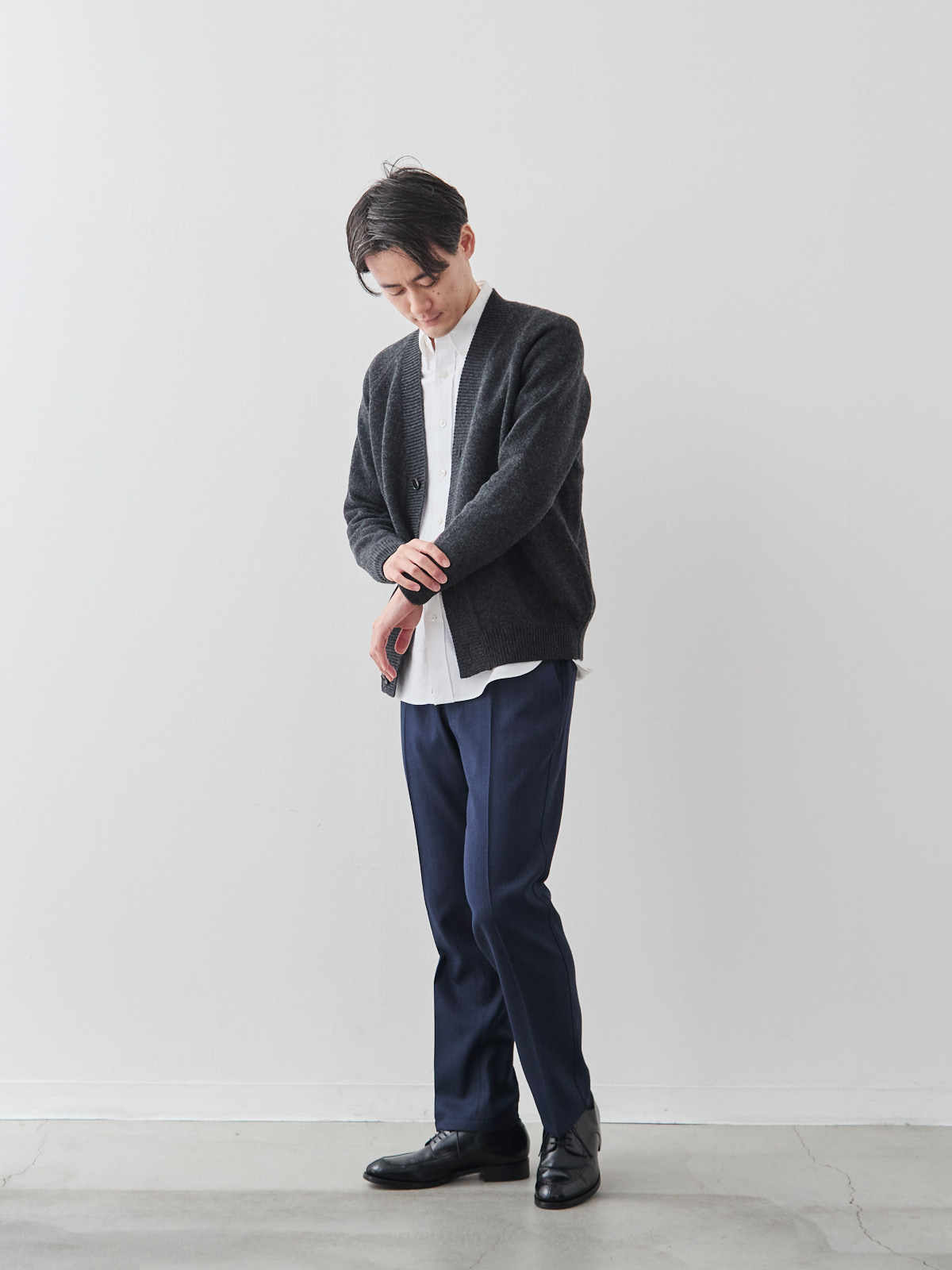 カシミヤブレンド Premium ローゲージ・カーディガン/チャコールグレー モデル 181cm 71kg サイズ L