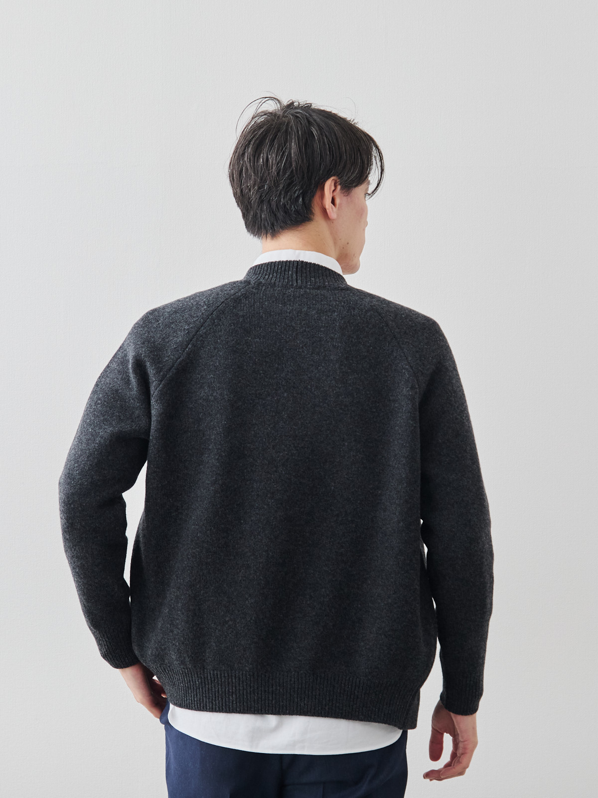 カシミヤブレンド Premium ローゲージ・カーディガン/チャコールグレー モデル 181cm 71kg サイズ L