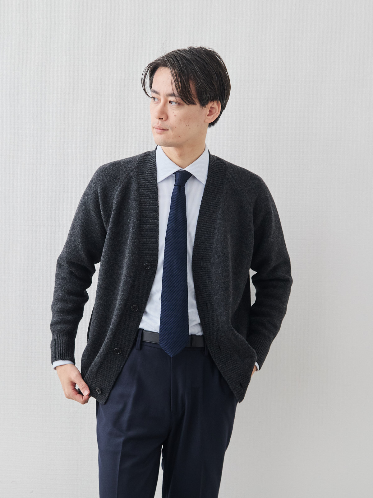 カシミヤブレンド Premium ローゲージ・カーディガン/チャコールグレー モデル 181cm 71kg サイズ L