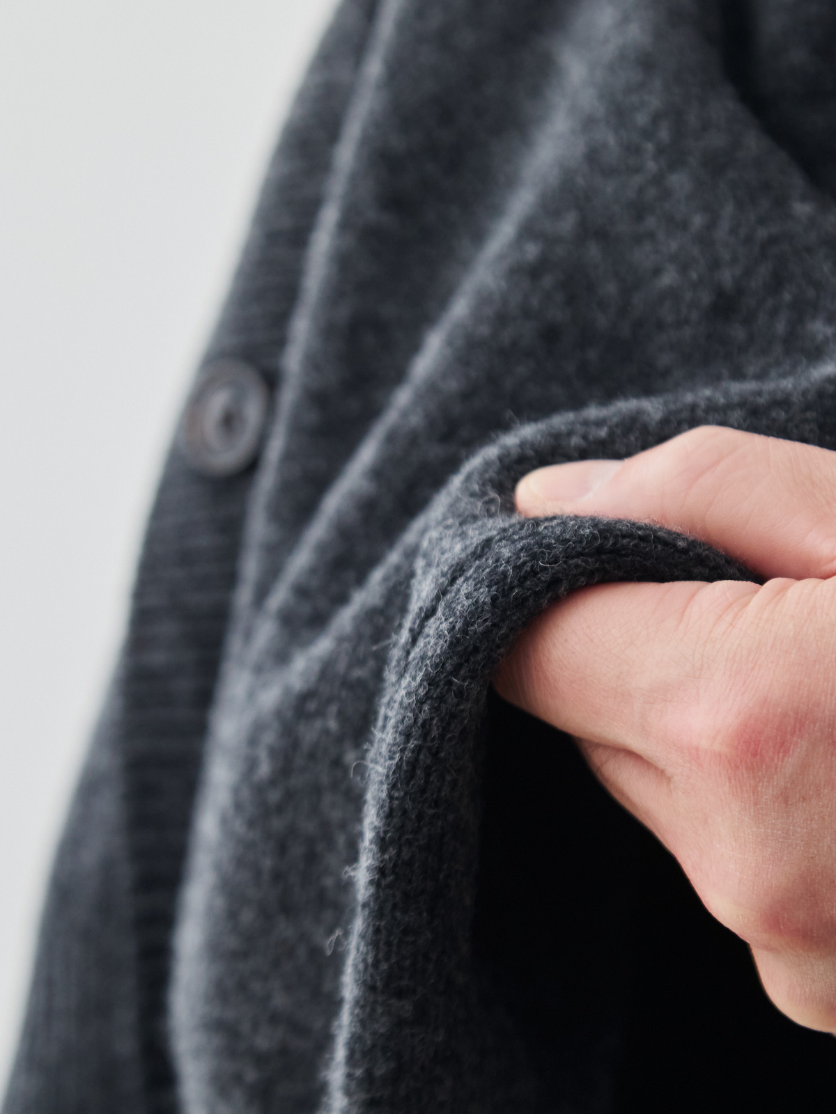 カシミヤブレンド Premium ローゲージ・カーディガン/チャコールグレー