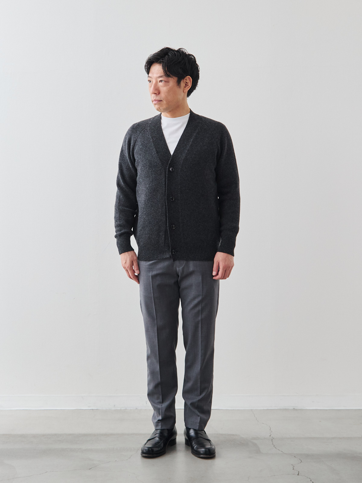 カシミヤブレンド Premium ローゲージ・カーディガン/チャコールグレー モデル 171cm 70kg サイズ M