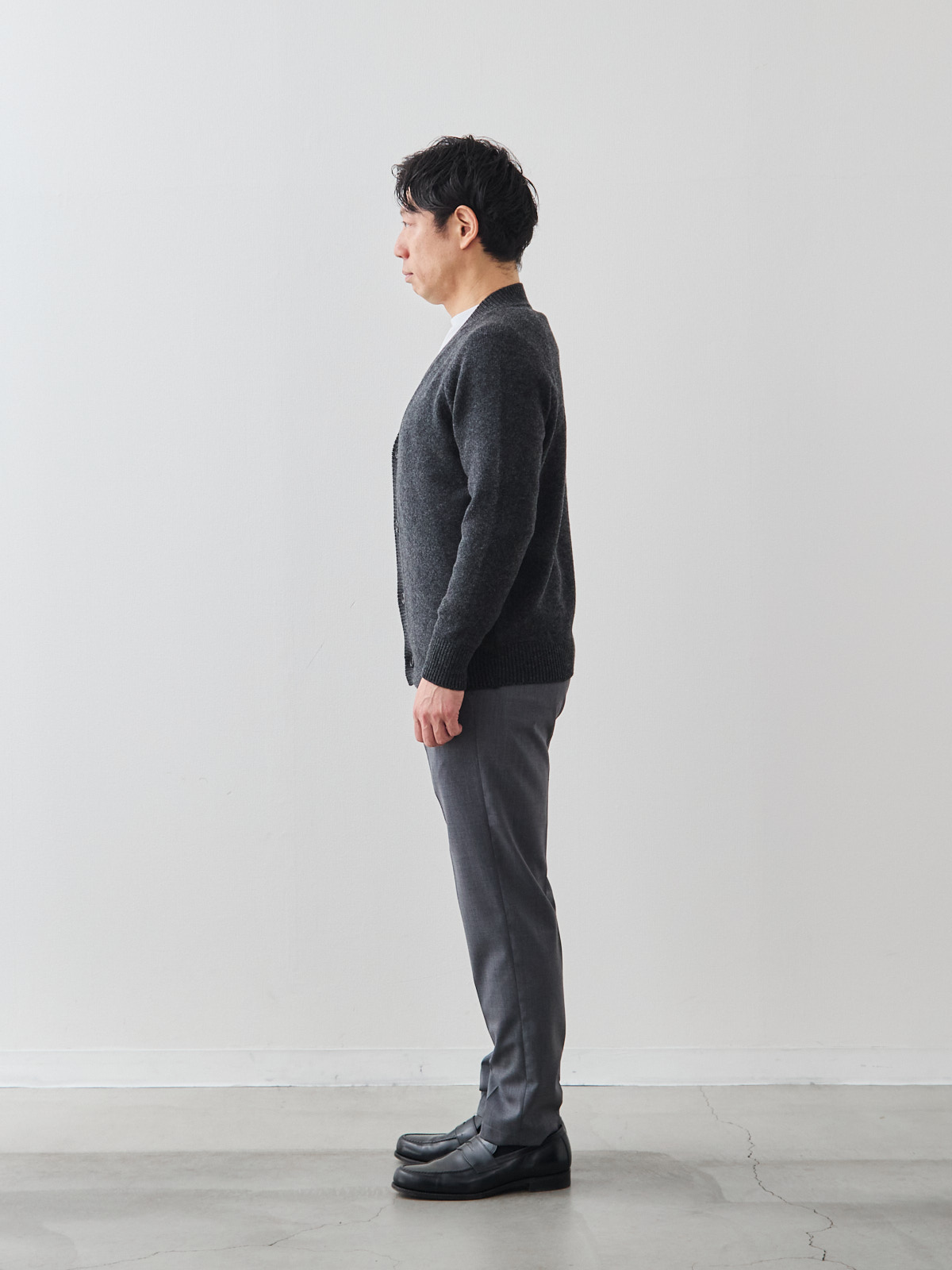 カシミヤブレンド Premium ローゲージ・カーディガン/チャコールグレー モデル 171cm 70kg サイズ M