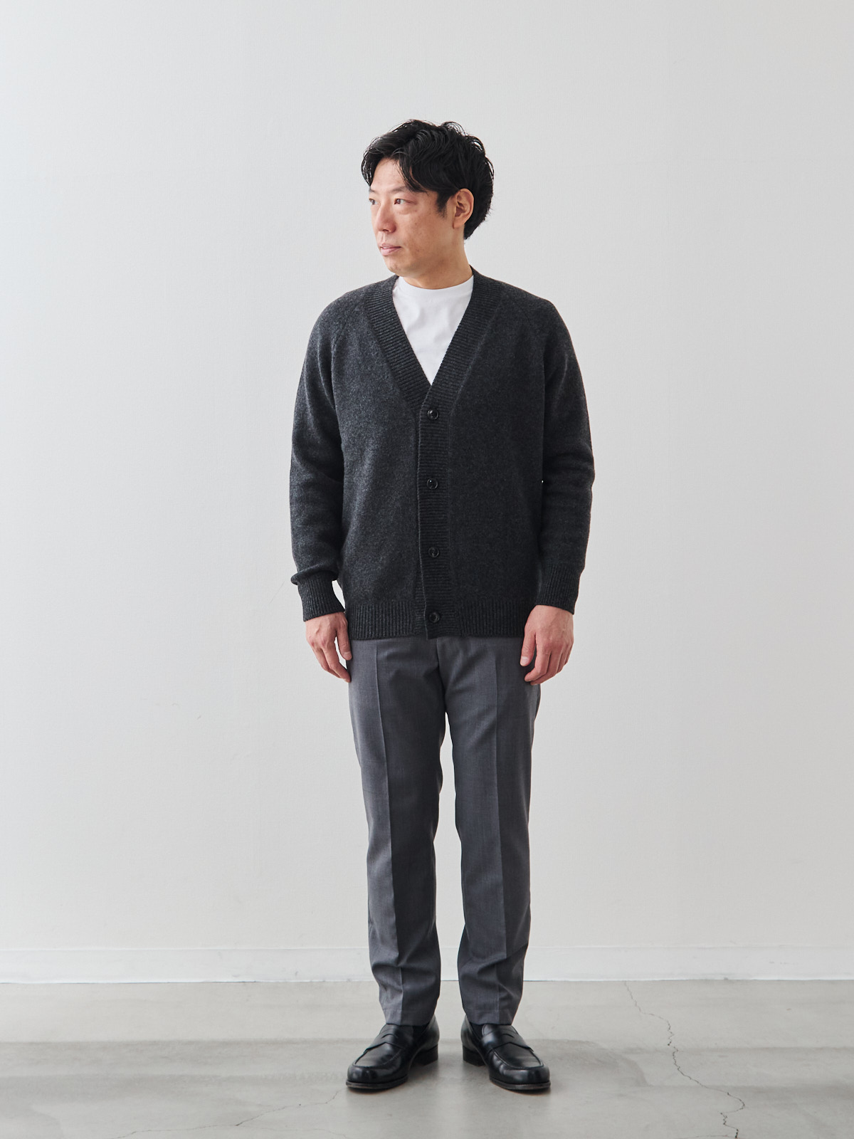 カシミヤブレンド Premium ローゲージ・カーディガン/チャコールグレー モデル 171cm 70kg サイズ L