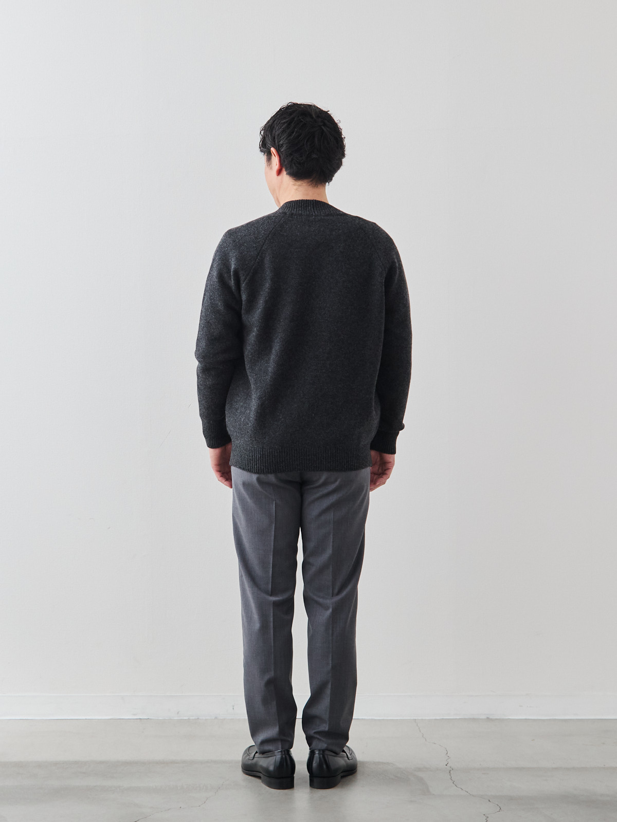 カシミヤブレンド Premium ローゲージ・カーディガン/チャコールグレー モデル 171cm 70kg サイズ L